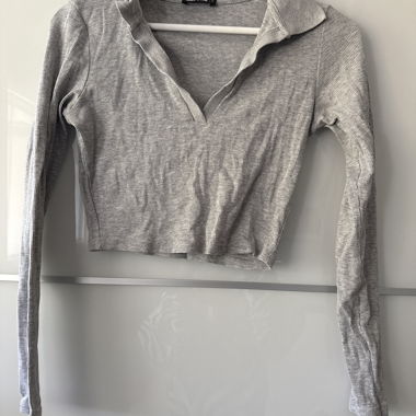 Grey long-sleeve crop top
