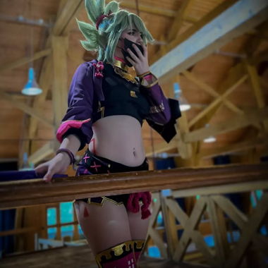 Cosplay di Kuki Shinobu (Genshin Impact)