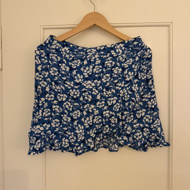 Jupe bleue à fleurs