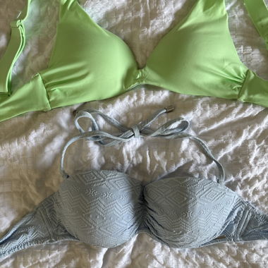 Deux hauts de bikini