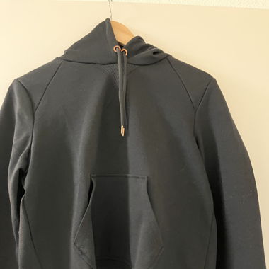 Schwarzer Pullover