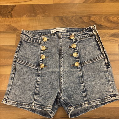 Kurze Jeanshose