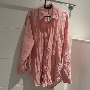 Blusa da donna rosa con patta abbottonata