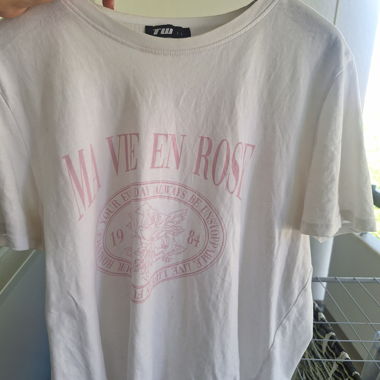 T-shirt blanc à imprimé rose