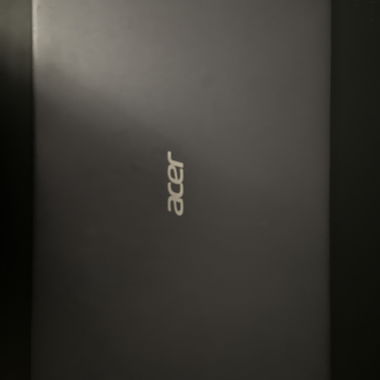 Acer Laptop mit Tastatur und Maus mit RGB