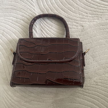 Borsa a mano in vernice marrone