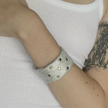 Bracelet à manchette en cuir argenté à clous Zweite_Haut brand