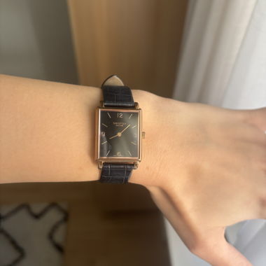 Montre à bracelet en cuir noir Oroton avec boîtier en or rose
