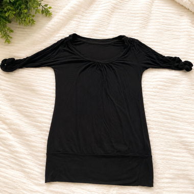 T-shirt nero a maniche lunghe