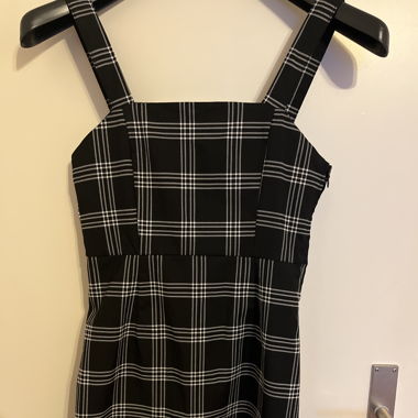 Schwarz/weiss gestreiftes Kleid
