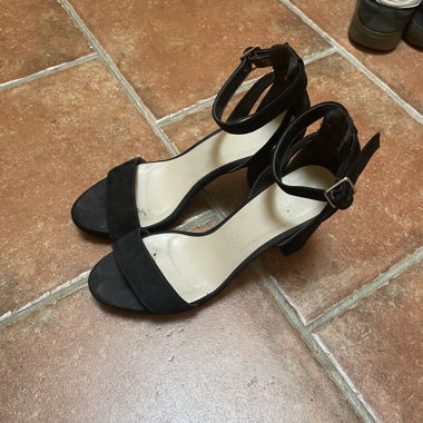 Sandali neri con tacco