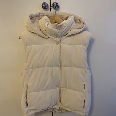 Gilet imbottito beige con cappuccio