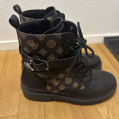 Guess Schwarze Schnuerstiefel