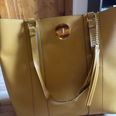 Große gelbe Handtasche