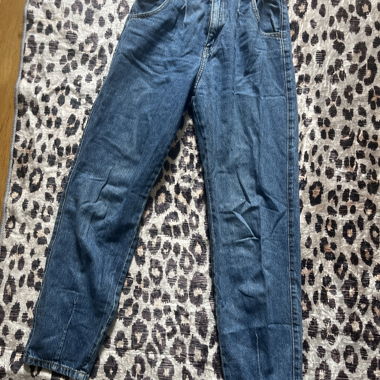 Blauer Jeans mit weitem Schnitt