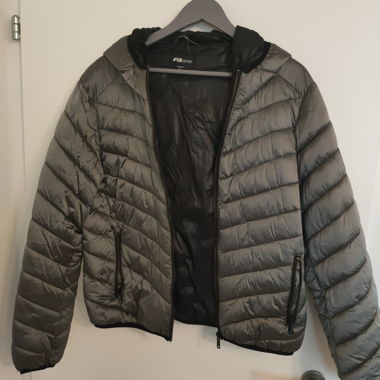 Graue Steppjacke mit Kapuze