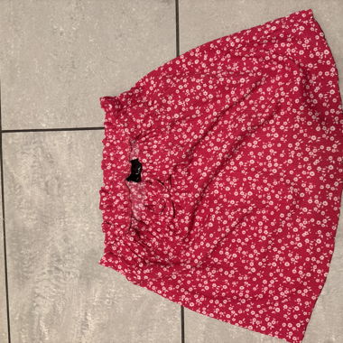 Roter Sommerrock mit Blumen