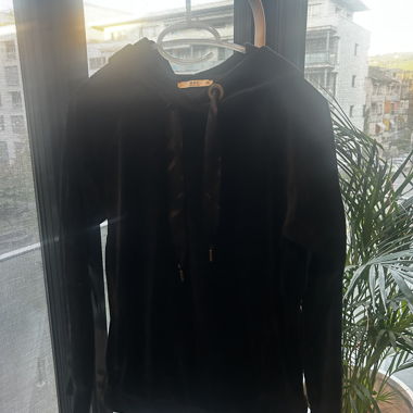 Velvet pullover with hood