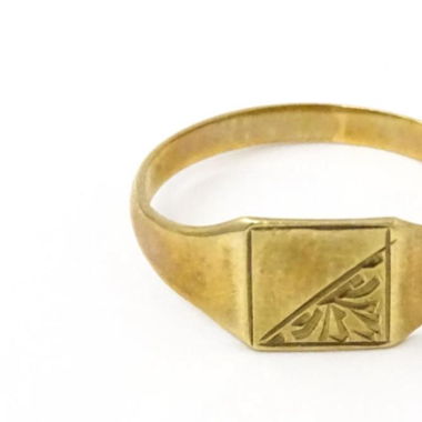 Vintage 9ct Gold Signet Ring with Engraved Detail