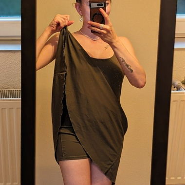 Olivefarbiges Sportkleid ohne Ärmel
