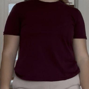 Burgunderrotes T-Shirt mit Rundhalsausschnitt