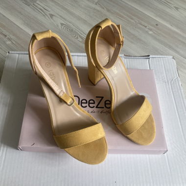 Sandals with wide heel, suede