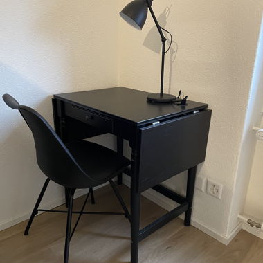 Scrivania con sedia e lampada