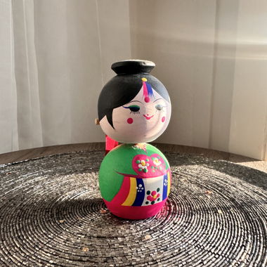 Poupée coréenne artisanale en hanbok traditionnel