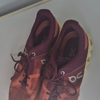ON – CLOUDSWIFT – SNEAKER IN LILA