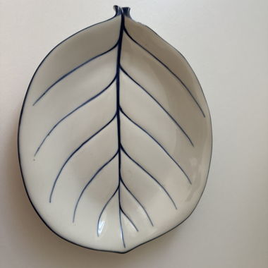 Leaf plate made of ceramics