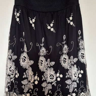 Abito in tulle nero con motivo di ricamo floreale M