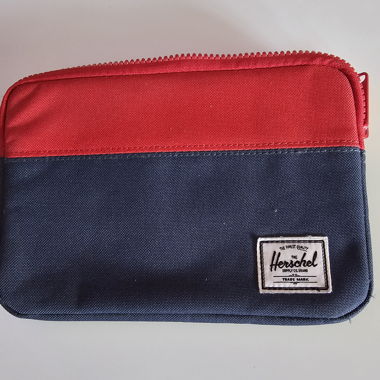 Trousse Herschel bleu marine et rouge