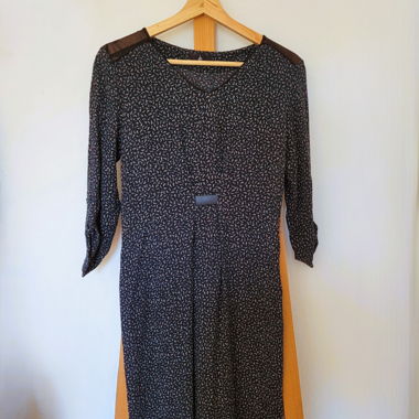 Elegantes Kleid mit feinem Muster