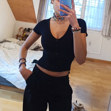 Shirt mit Knöpfli und gerippt (unten)