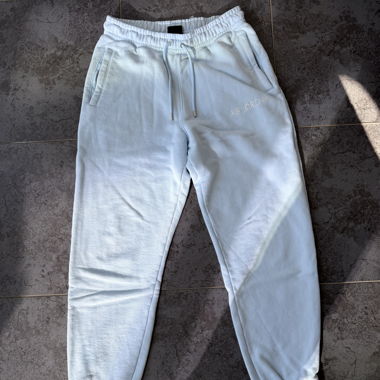 Hellblauer bequemer Jogger