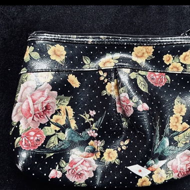 Liquor Brand Kosmetikbag mit Blumen und Schwalben