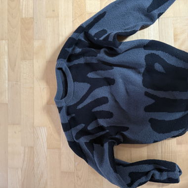 Dunkelgrauer Camouflage-Pullover