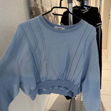 Kurzer blauer Pullover