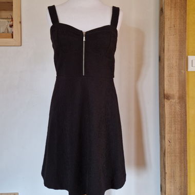 Abito nero con spalline e cerniera