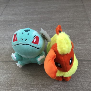 2 Pokemon Plüschtiere Bisasam und Flamara NEU