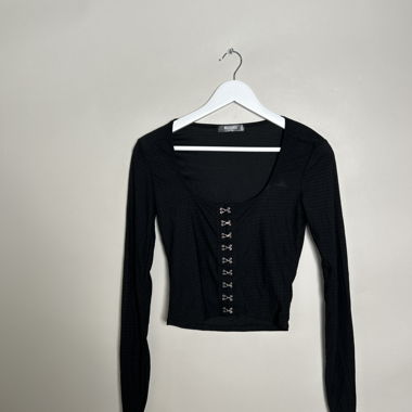 Top nero a maniche lunghe Missguided Petite