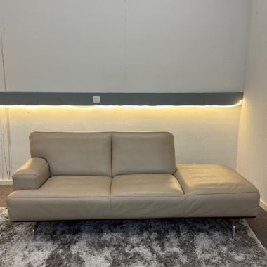 Canapé Beige « Black Label » de Willi Schilliger