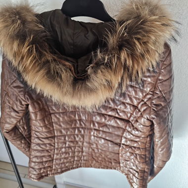 Blouson en cuir marron avec capuche fourrée