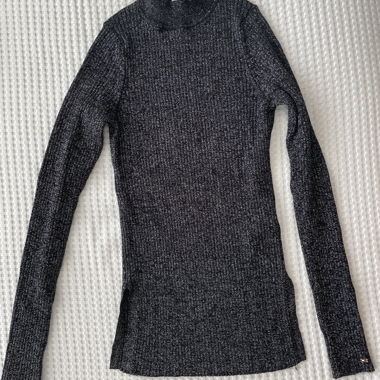Schimmernder schwarzer Rollkragenpullover