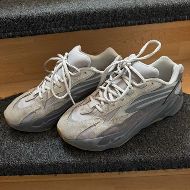 Baskets gris et blanches
