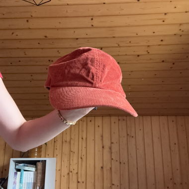 Cappellino in velluto a coste arancione