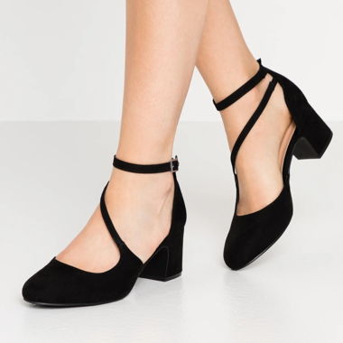 Black strappy pumps with block heel