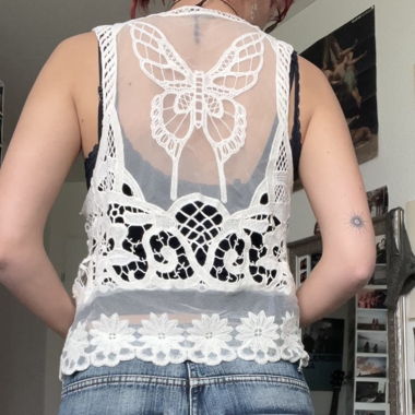Gilet sans manches en dentelle blanche à papillon