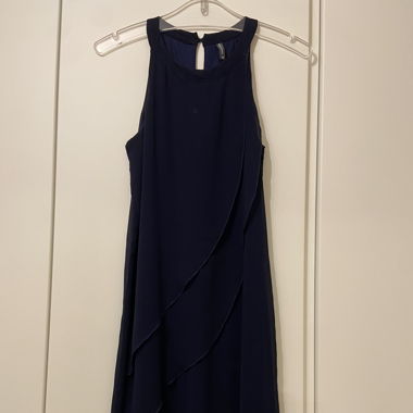 Robe bleue à volants
