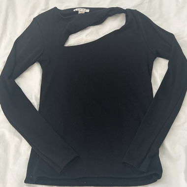 Top nero cut-out a maniche lunghe